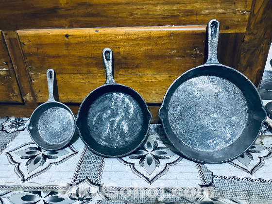 Cast iron frying pan